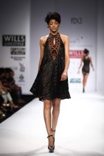 Model walks the ramp for Mynah_s Reynu Tandon at Wills Lifestyle India Fashion Week Autumn Winter 2012 Day 5 on 19th Feb 2012 (61).JPG